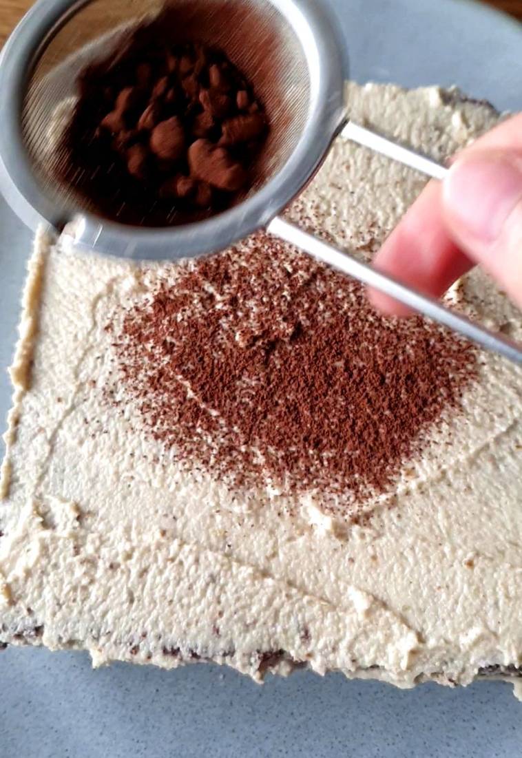 Vegane und glutenfreie Tiramisu-Torte - Torte dekorieren mit Kakao