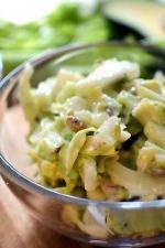 Chinakohl-Spitzkohl-Salat mit Avocado-Dressing und Salatkernen