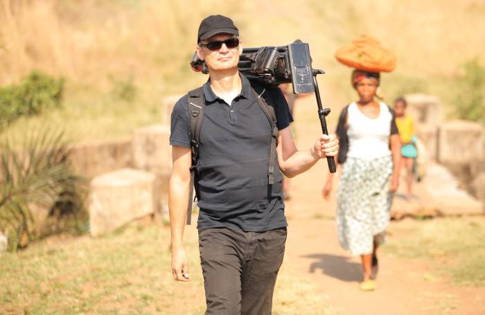 Regisseur, Bestsellerautor und Food-Fighter Valentin Thurn bei den Dreharbeiten in Afrika / © 2015 PROKINO Filmverleih GmbH