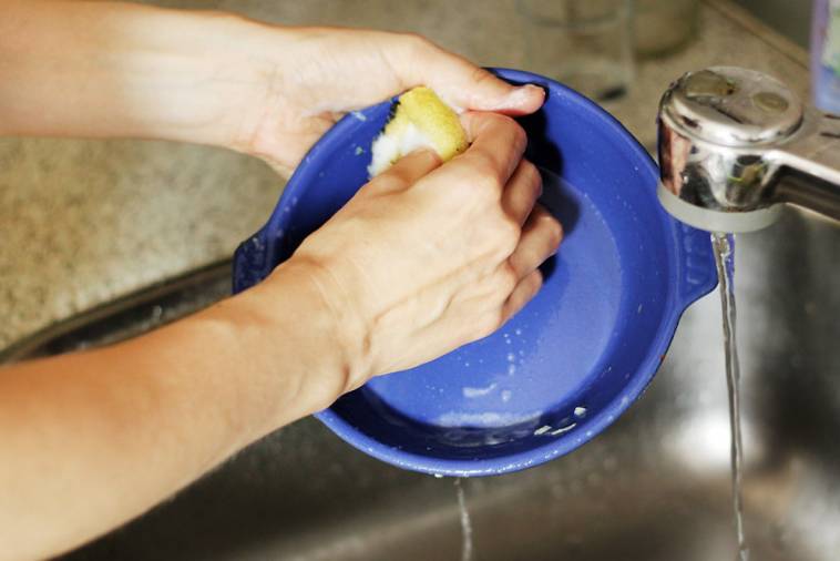 Geschirr per Hand spülen