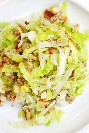 Eisberg-Salat mit Buchweizen und geräuchertem Tofu