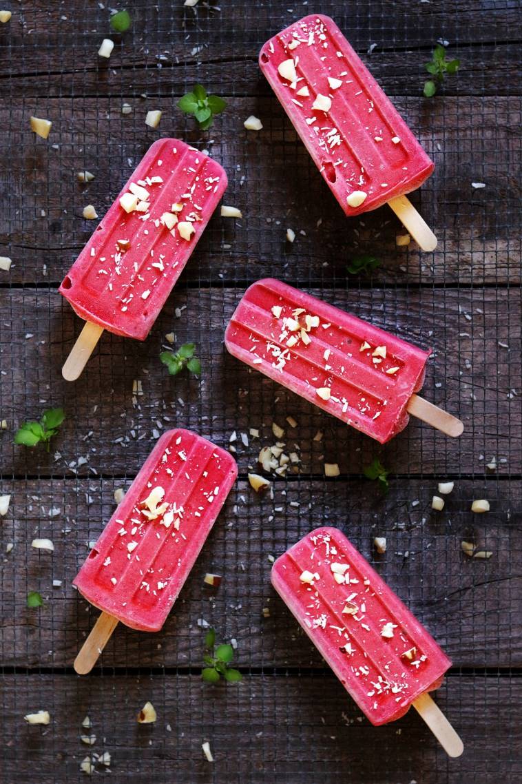 Erdbeer-Kokos-Eis am Stiel / vegan &amp; glutenfrei Popsicle - ich lebe grün!