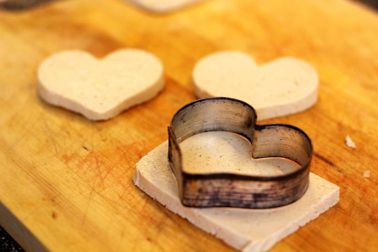 Tofu-Herzen als Schnitzel zum Valentinstag