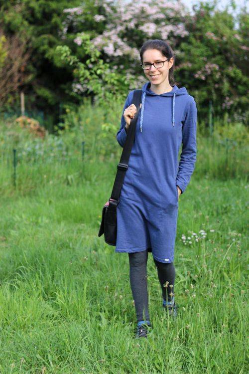 Mein nachhaltiges Outfit: Kapuzenkleid, vegane Handtasche, Unterwäsche