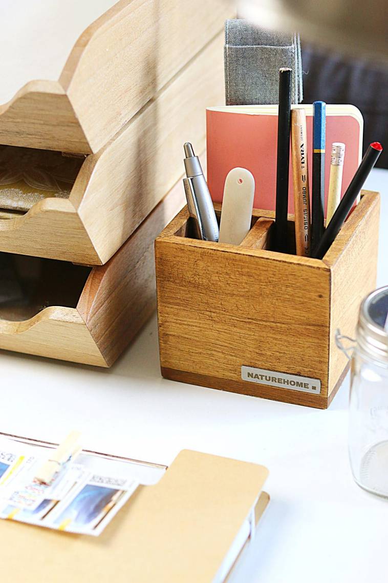 Stiftebox aus Holz im Home-Office – damit alle Stifte griffbereit sind