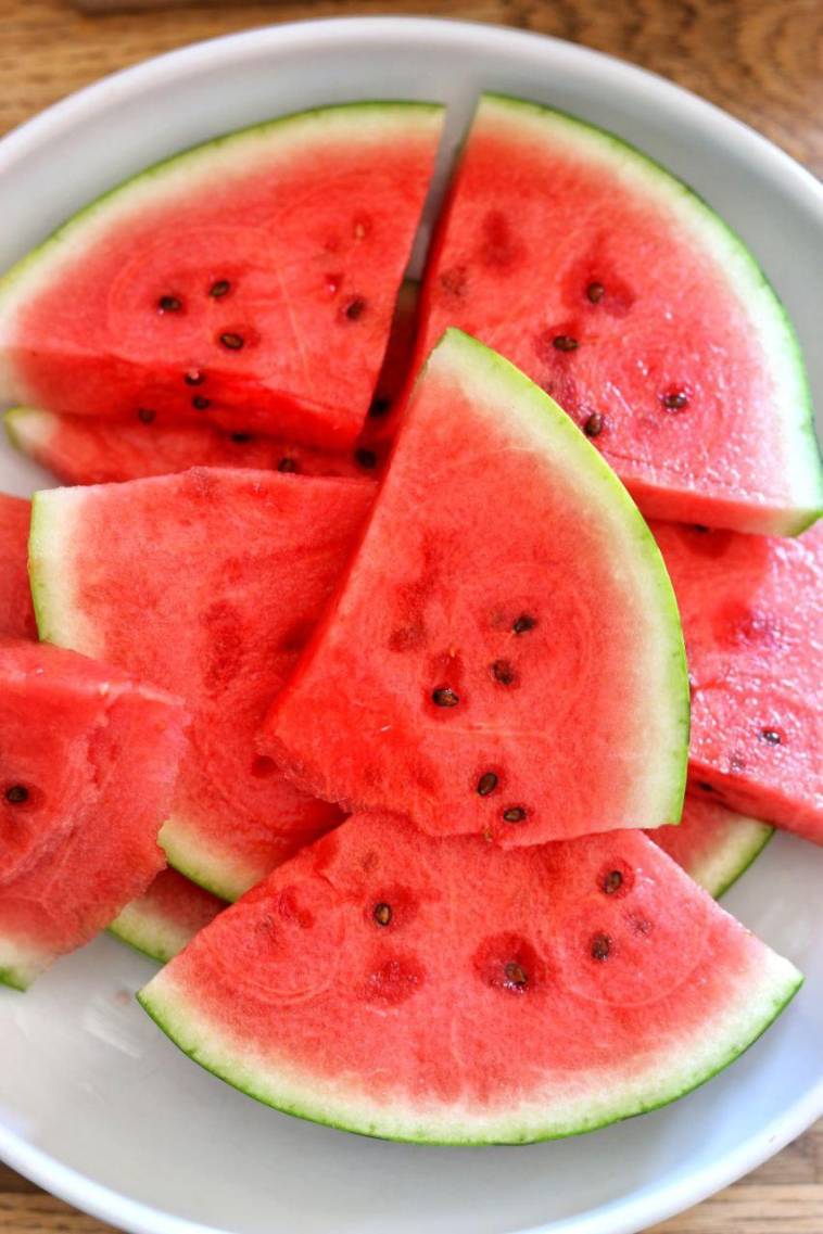 Essen wir einfach Wasser und versorgen unseren Körper zusätzlich mit wertvollen Inhaltsstoffen – zum Beispiel eine Wassermelone