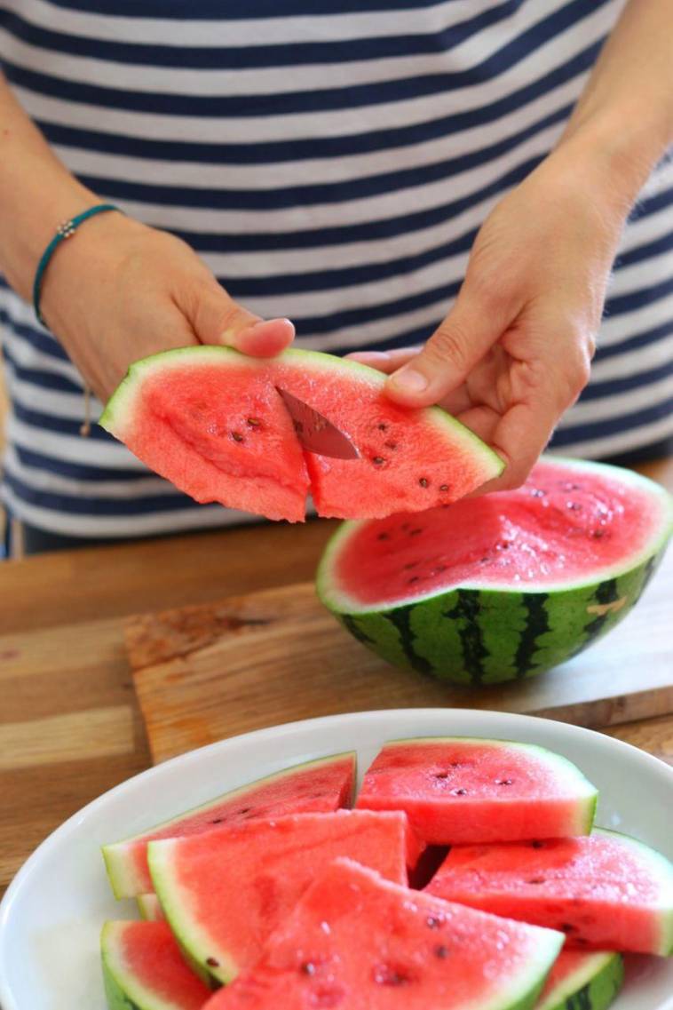 Essen wir einfach Wasser und versorgen unseren Körper zusätzlich mit wertvollen Inhaltsstoffen – zum Beispiel eine Wassermelone