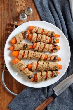 Halloween Rezept: Karotten-Mumien im Teig als Snack – vegan und glutenfrei