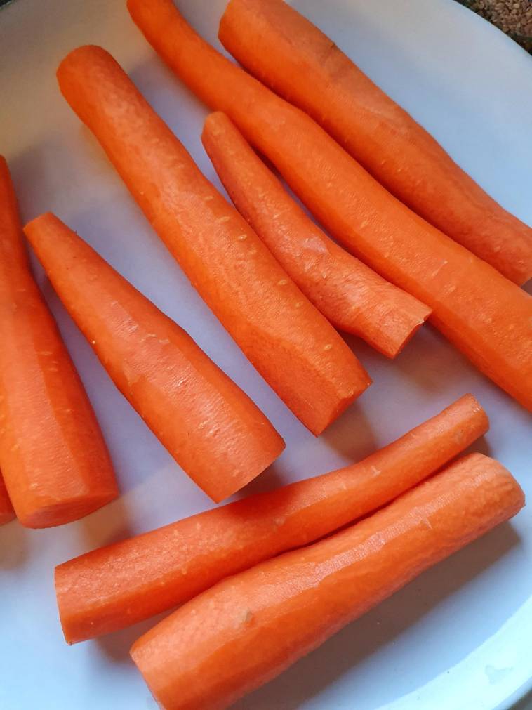 Rezept für Halloween – vegane und glutenfreie Karotten-Mumien (im Teig eingewickelt) – gesunder Snack