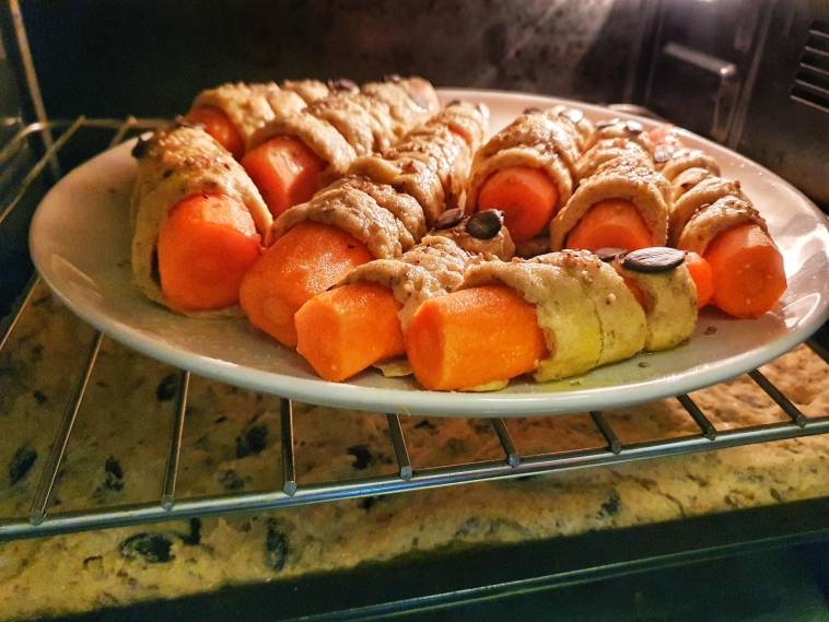 Rezept für Halloween – vegane und glutenfreie Karotten-Mumien (im Teig eingewickelt) – gesunder Snack