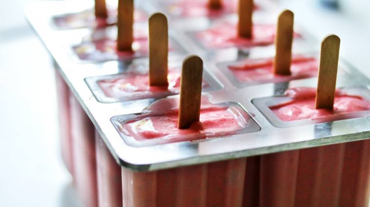 Veganes Rezept: Erdbeer-Kokos-Eis am Stiel