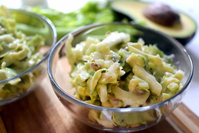 Chinakohl-Spitzkohl-Salat mit Avocado-Dressing und Salatkernen