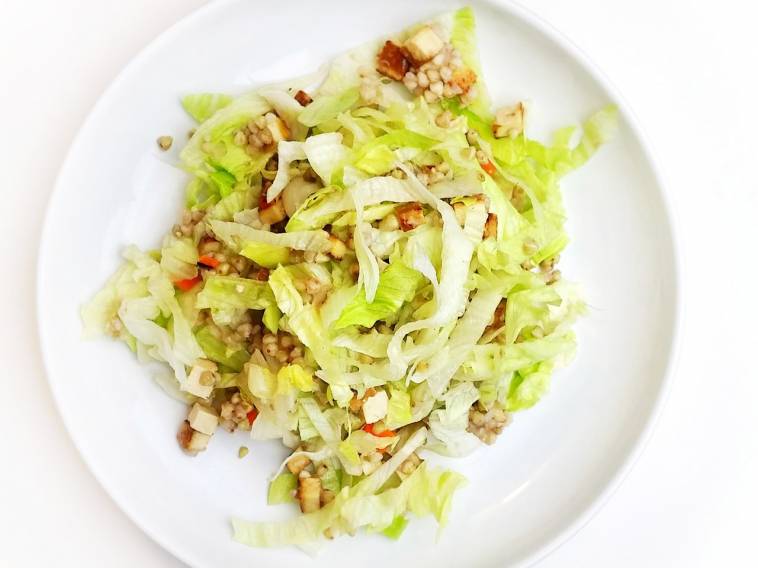 Buchweizen-Eisberg-Salat mit Tofu