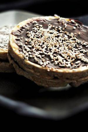 Süßer Snack in nur 5 Minuten / Schokoladenwaffeln mit Erdnussmus / glutenfrei & vegan