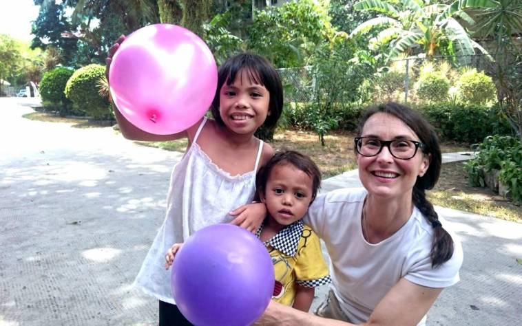 Dr. Karin Bender-Gonser bei einem Hilfsprojekt auf den Philippinen