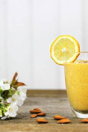 Mango-Smoothie mit Mandeln / vegan & glutenfrei