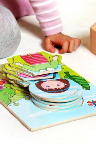 Nachhaltige Spielsachen: Vegane Stoffpuppe auch als Holzpuzzle
