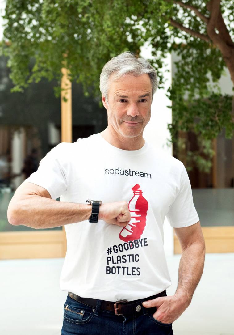 Umweltkampagne mit Hannes Jaenicke gegen die Plastikflaschen