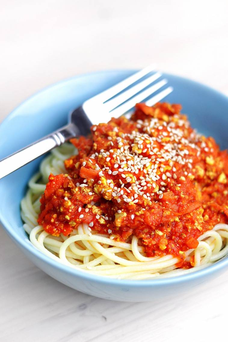 Glutenfreie Spaghetti mit veganer Tofu-Bolognese