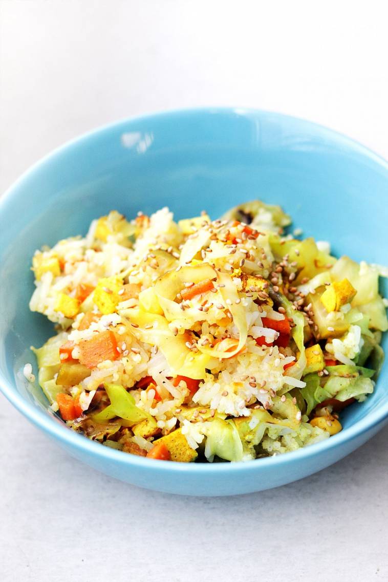 Veganes Mittagessen: Reispfanne mit Spitzkohl