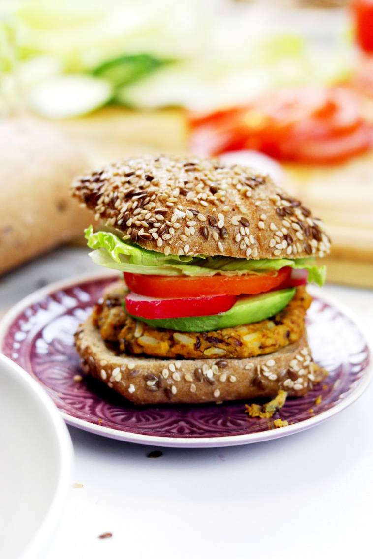 Vegane Burger mit glutenfreien Brötchen und Gemüse
