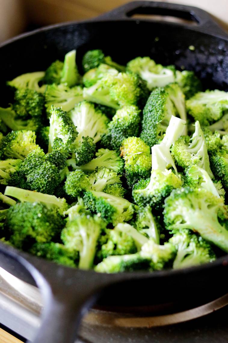 Vollkornreis-Salat mit Brokkoli, Kidneybohnen und Mandeln mit Sojasauce