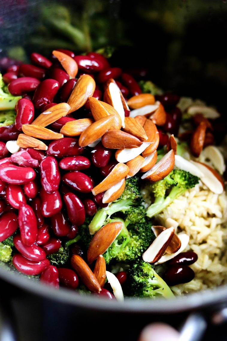 Vollkornreis-Salat mit Brokkoli, Kidneybohnen und Mandeln mit Sojasauce