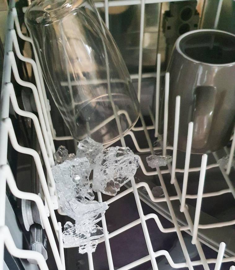 Glas von IKEA PAX Schrank explodiert / kaputt