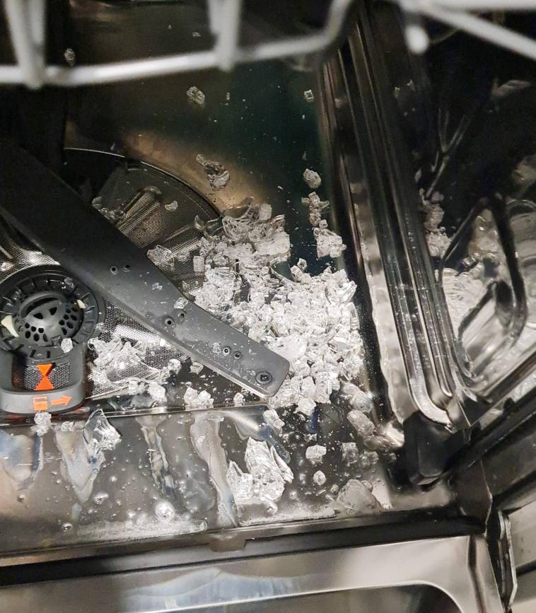 Glas von IKEA PAX Schrank explodiert / kaputt