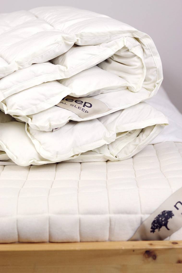 Nachhaltiges Bett mit Bio-Bettwäsche und Kapok-Bettdecken